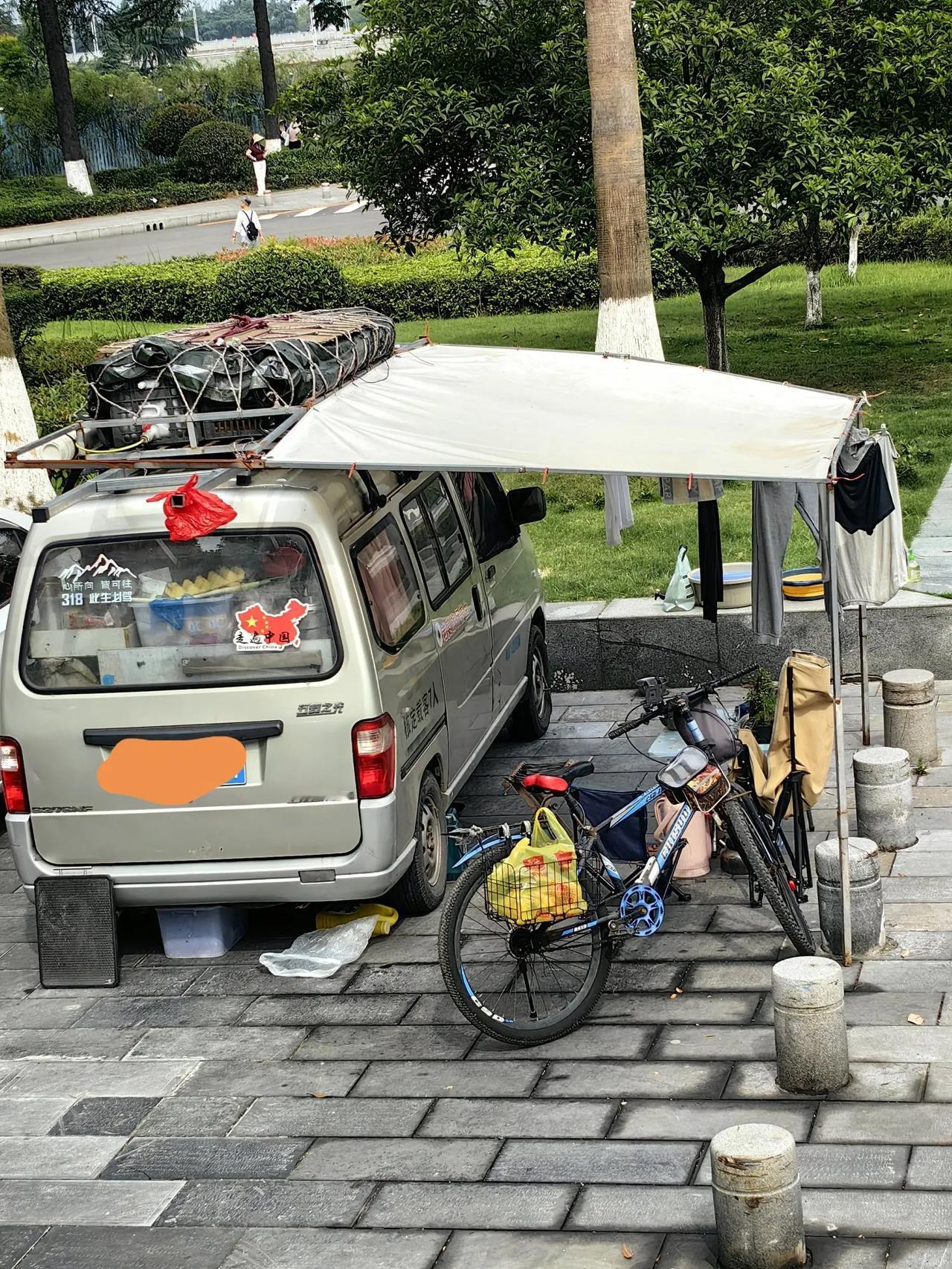 这样的自驾游不宜提倡，反而影响市容市貌。现在在城市里公园旁或者厕所旁都会看到这