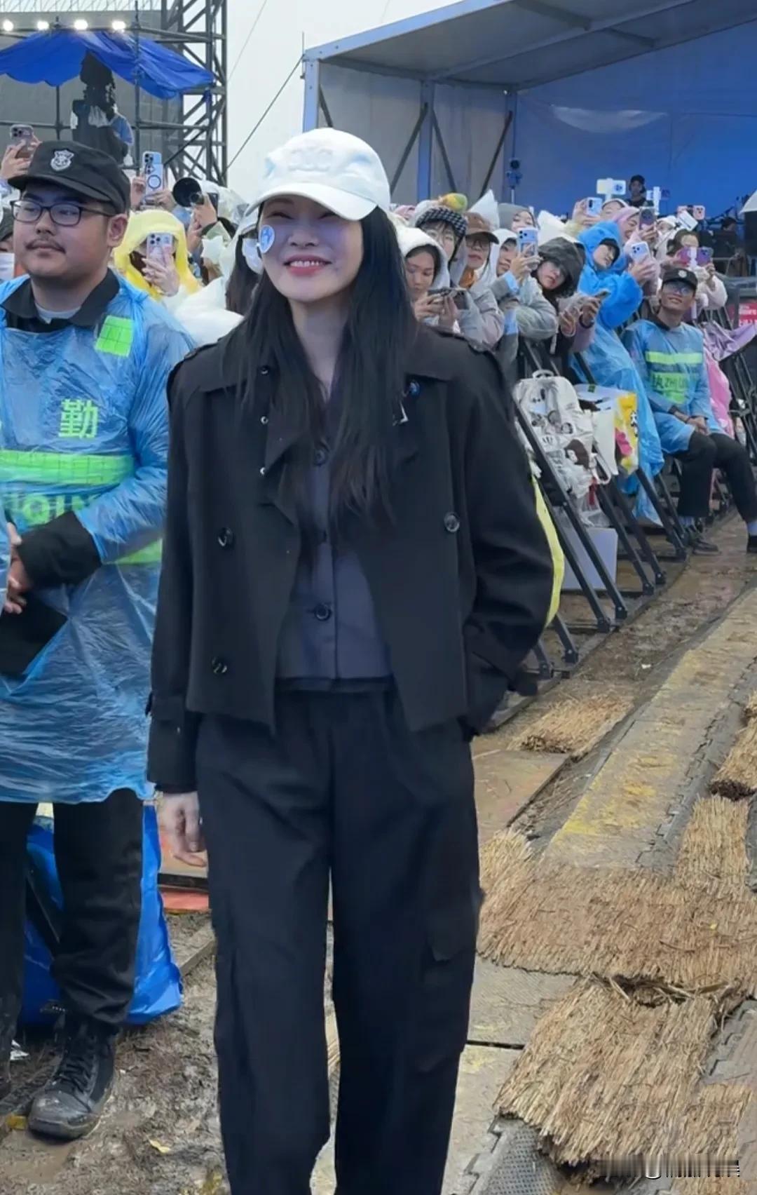 伊能静现身江苏南京“大眼音乐节”，为儿子恩利应援打call。她戴着棒球帽，穿搭