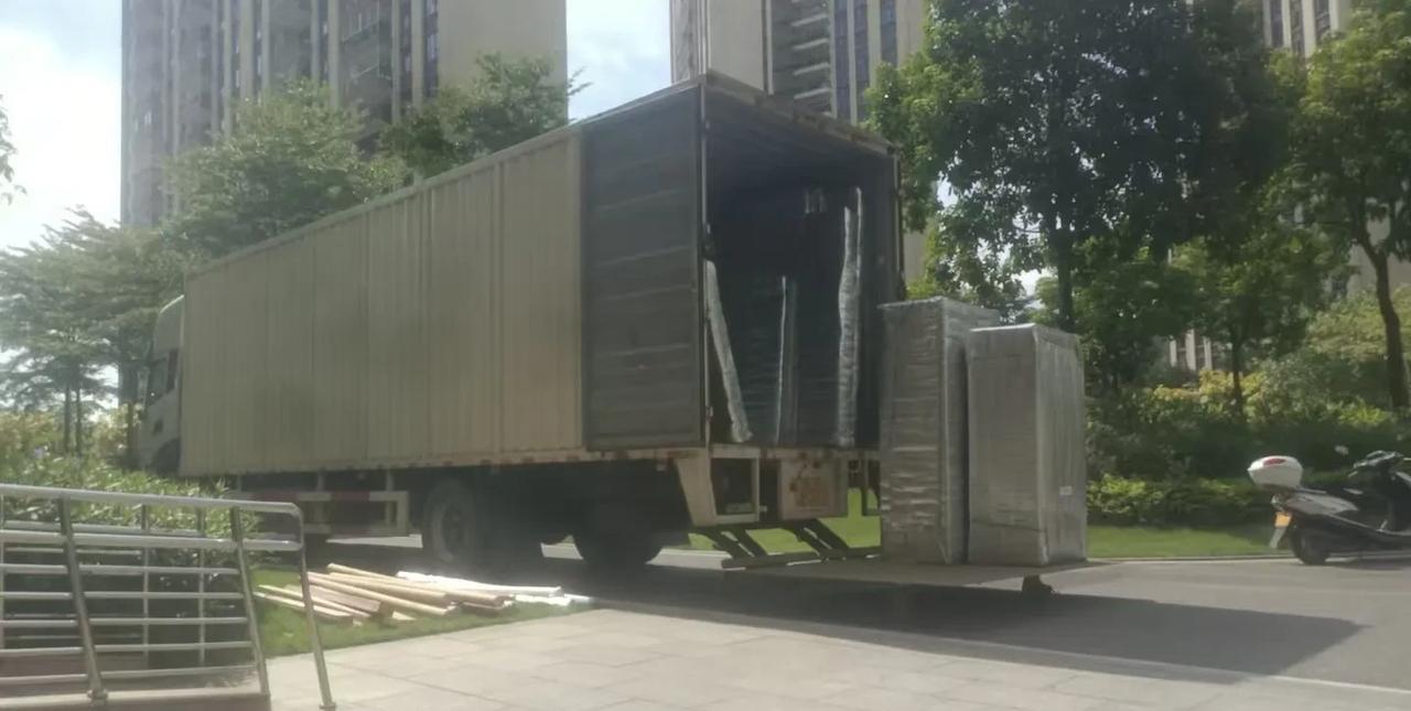 木工安装师傅你以为仅仅是安装吗？几百块钱一天不好挣呀！我老公接到一单安装家具的