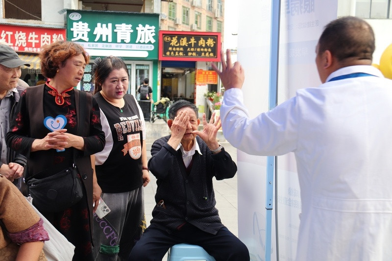 全国爱眼日: 眼科专家把 “视力门诊” 搬进网红打卡地