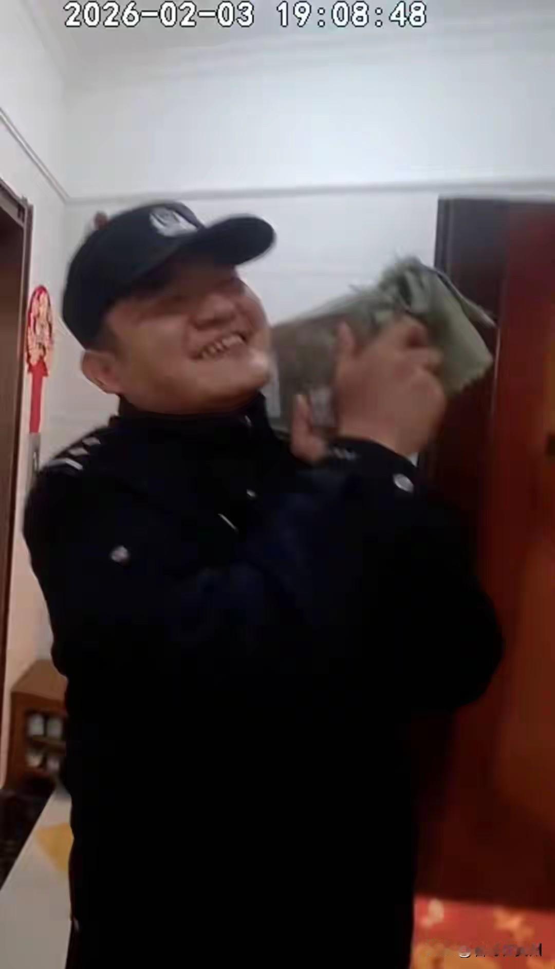 离谱！网购几百块椅子竟收到40万银砖！男子一个举动全网点赞！朋友们，你们拆快