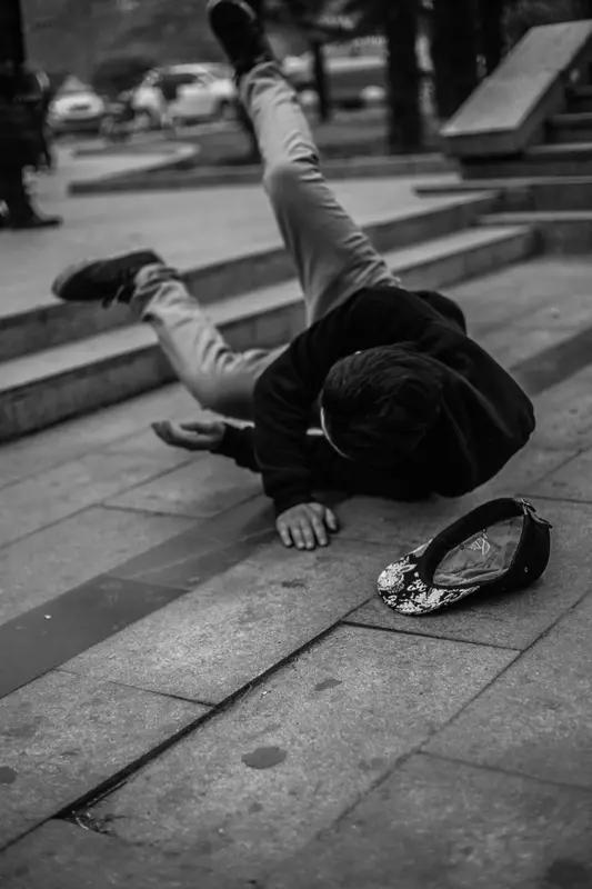 见死不救是否违法？我们看过诸多路人摔倒后被家属起诉的案例，司法机关作出解释：对