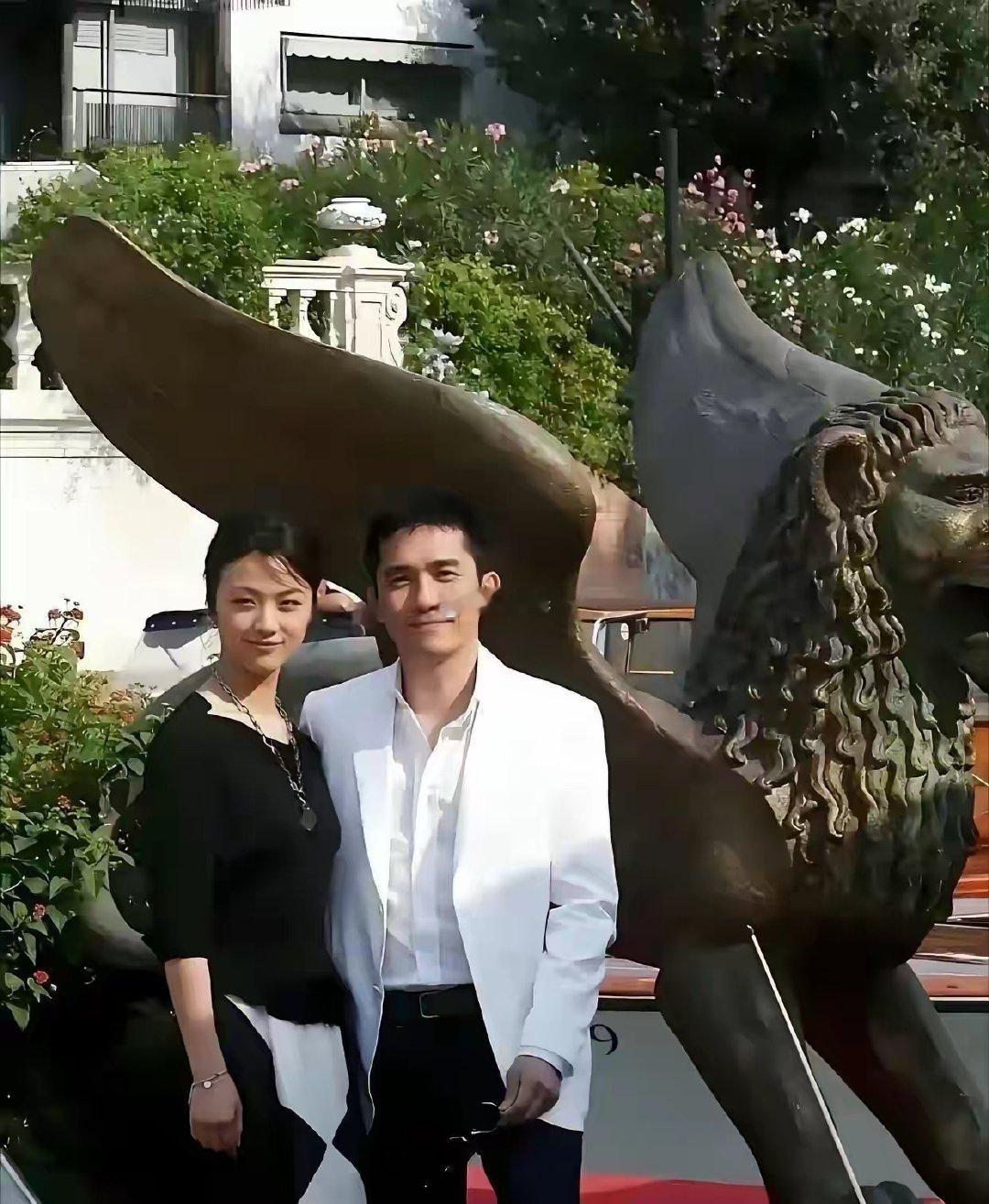 我敢打赌，刘嘉玲看到这‍⁠‍张照片，估﻿‍计都得吃﻿‎醋。‎﻿‌那时候大﻿家还都‌‍年轻‌⁠。​