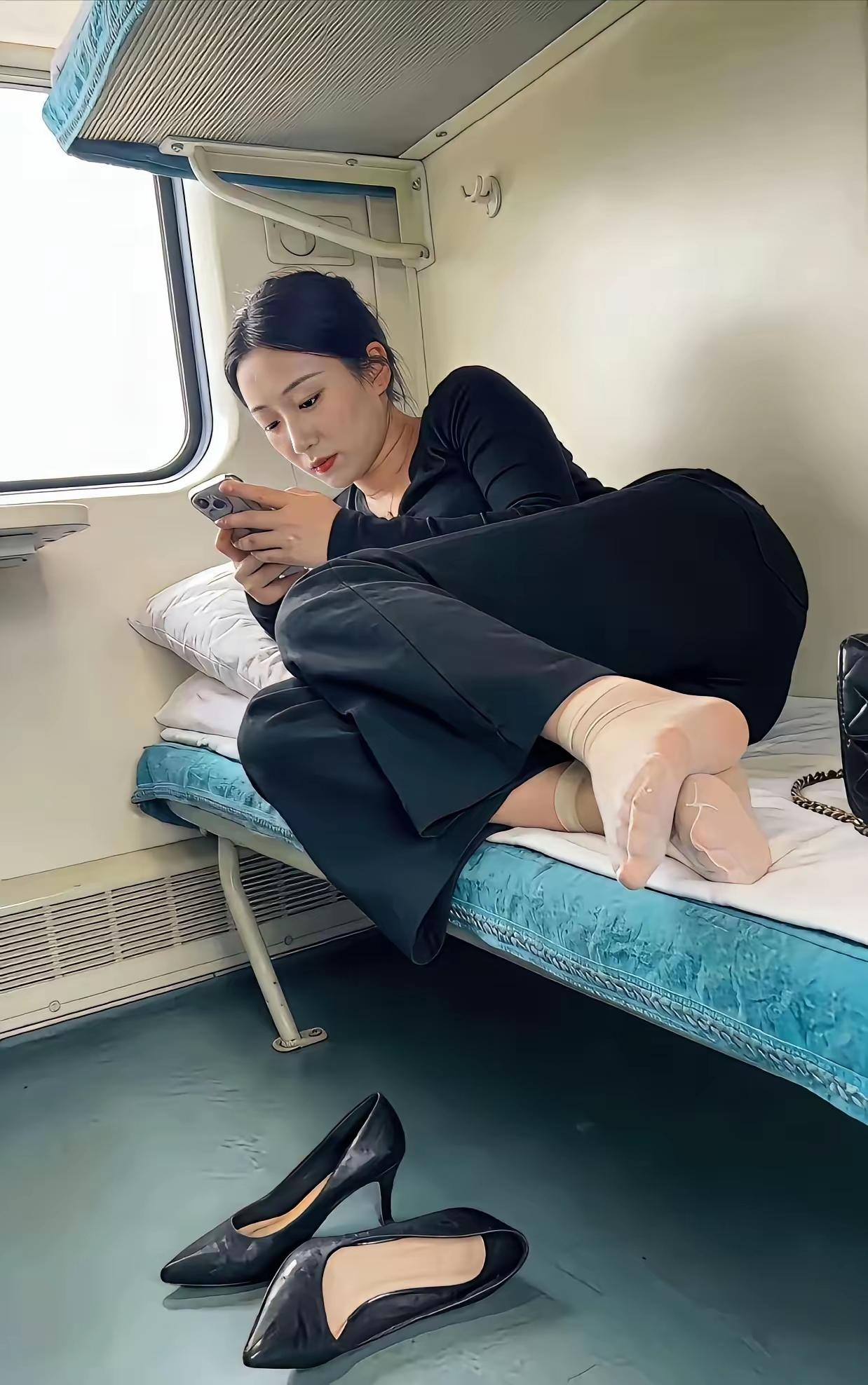 对面的我，看着对过的美女，不知所措……怎么搭讪……