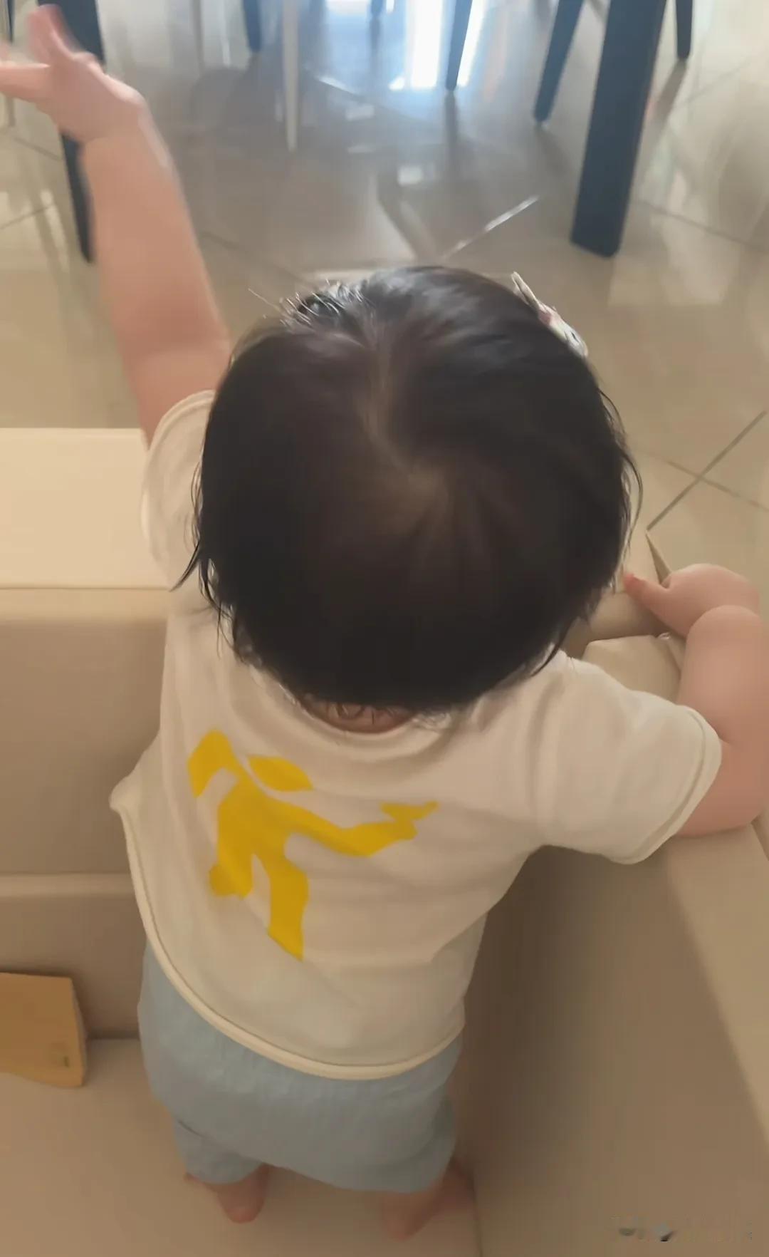 方媛晒快一周岁的小女儿跳鲨鱼舞的样子，夫妻俩的好基因都在发力！小家伙一头发量好
