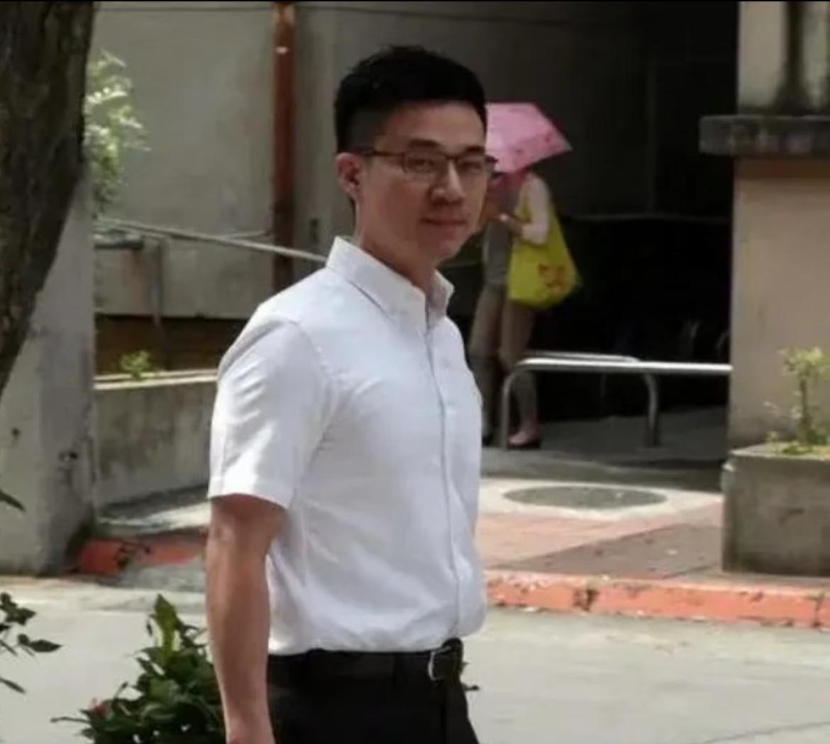 我从来只听说过一个人六亲缘浅，许雅钧这个人属于是六亲有靠，谁他都能靠得上。许