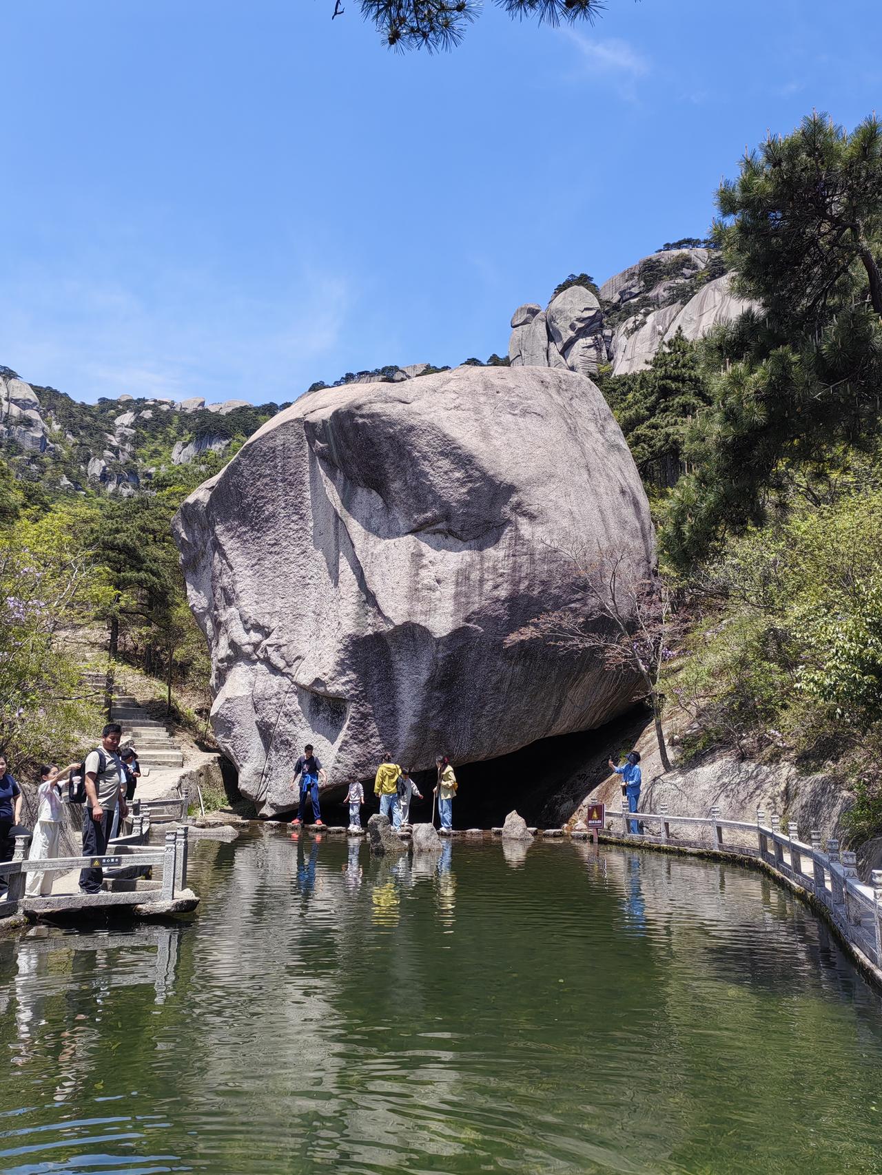游览安徽天柱山风景区（十三）终于走到炼丹湖了，到了炼丹湖后有两条路线选择，一条