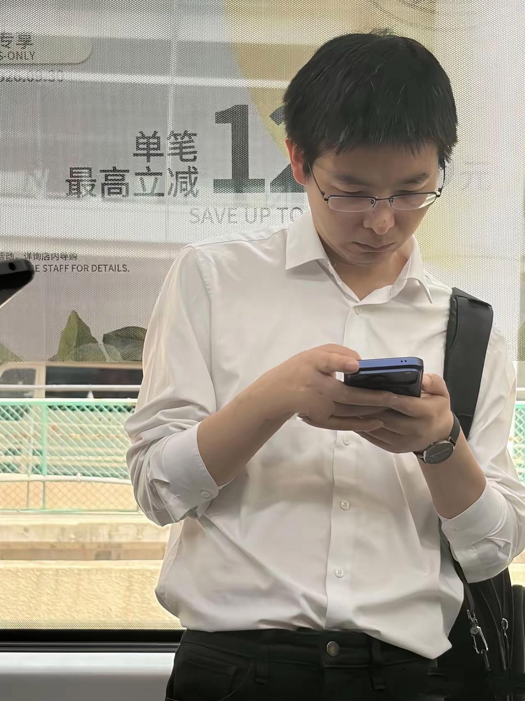 90后的中国新首富王兴兴近日在北京挤地铁，很是朴实无华，都没有人认出这是宇树科技的总裁。他穿一件普通