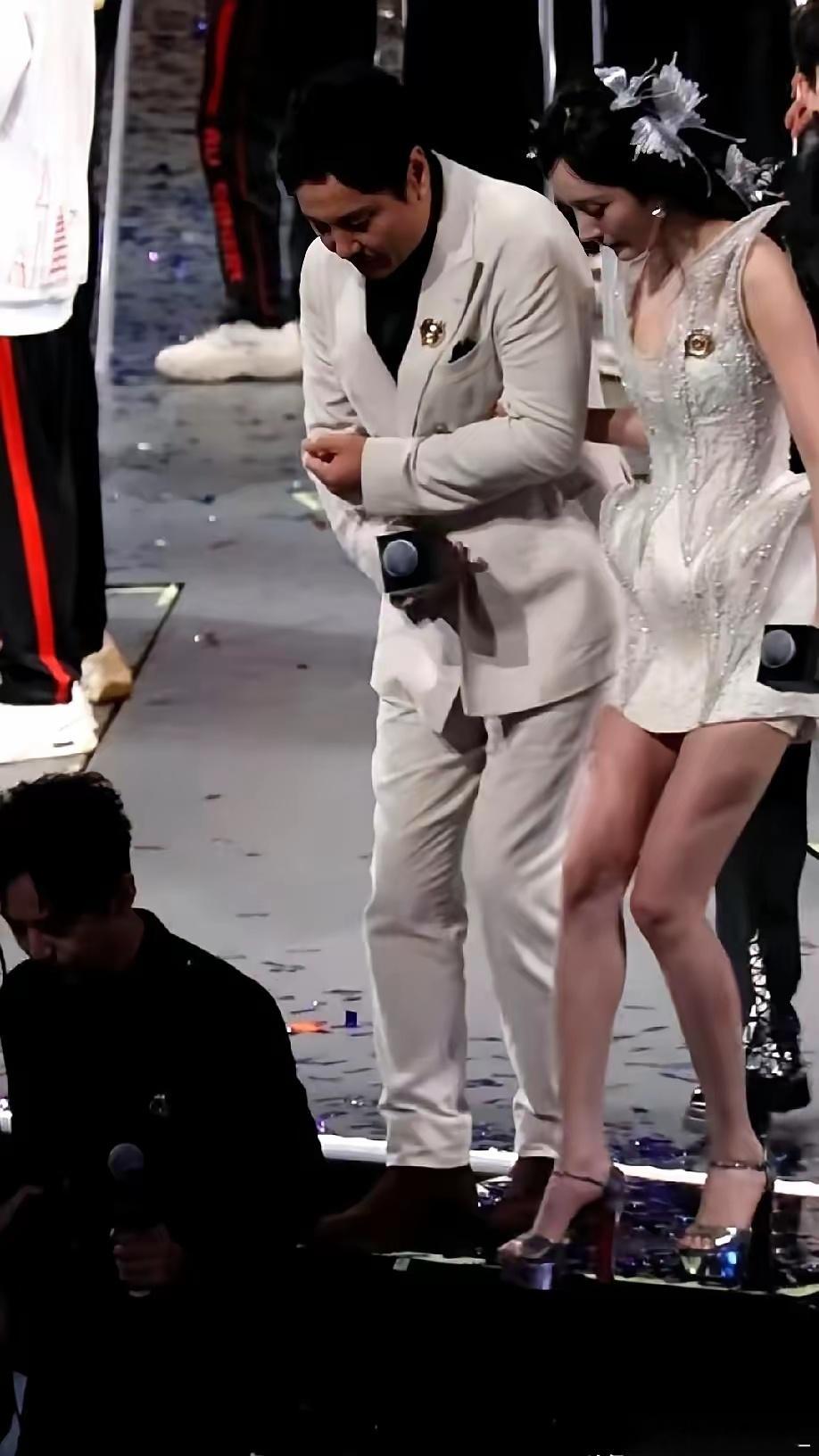 我真的要被沈腾笑死了。他搀着杨幂下楼梯，那表情，那叫一个视死如归。不知道的还以为