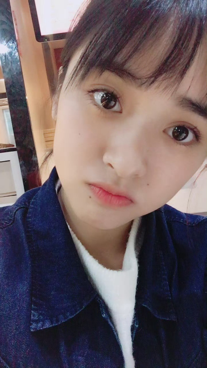 沈月晒8年前照片沈月分享了8年前也就是2018年的照片，那时候月月刚出道不久，眼