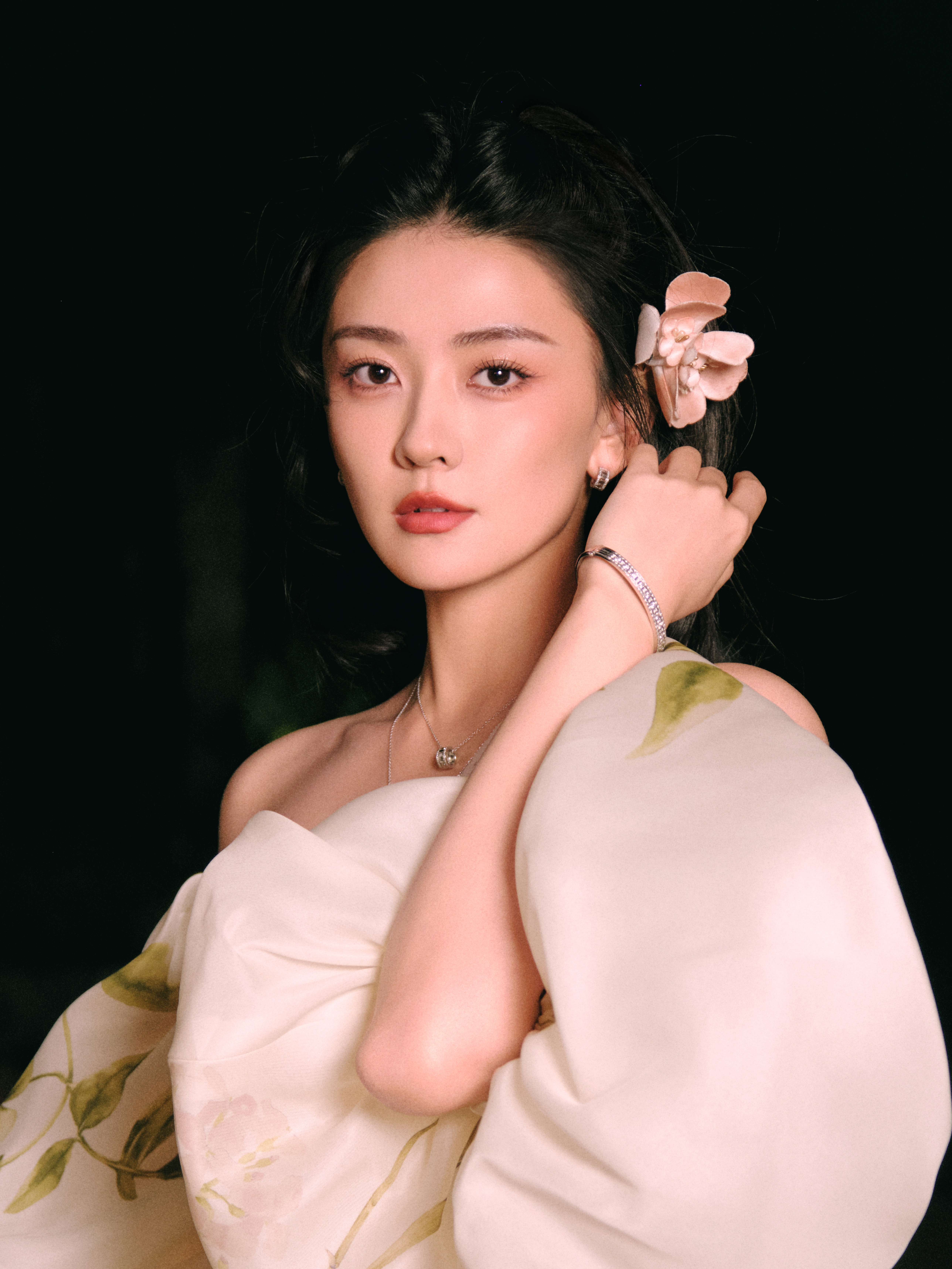 梁洁国风礼裙衬得肌肤胜雪，肩颈线条如月色般缱绻，发间粉花添了几分娇，性感不张扬