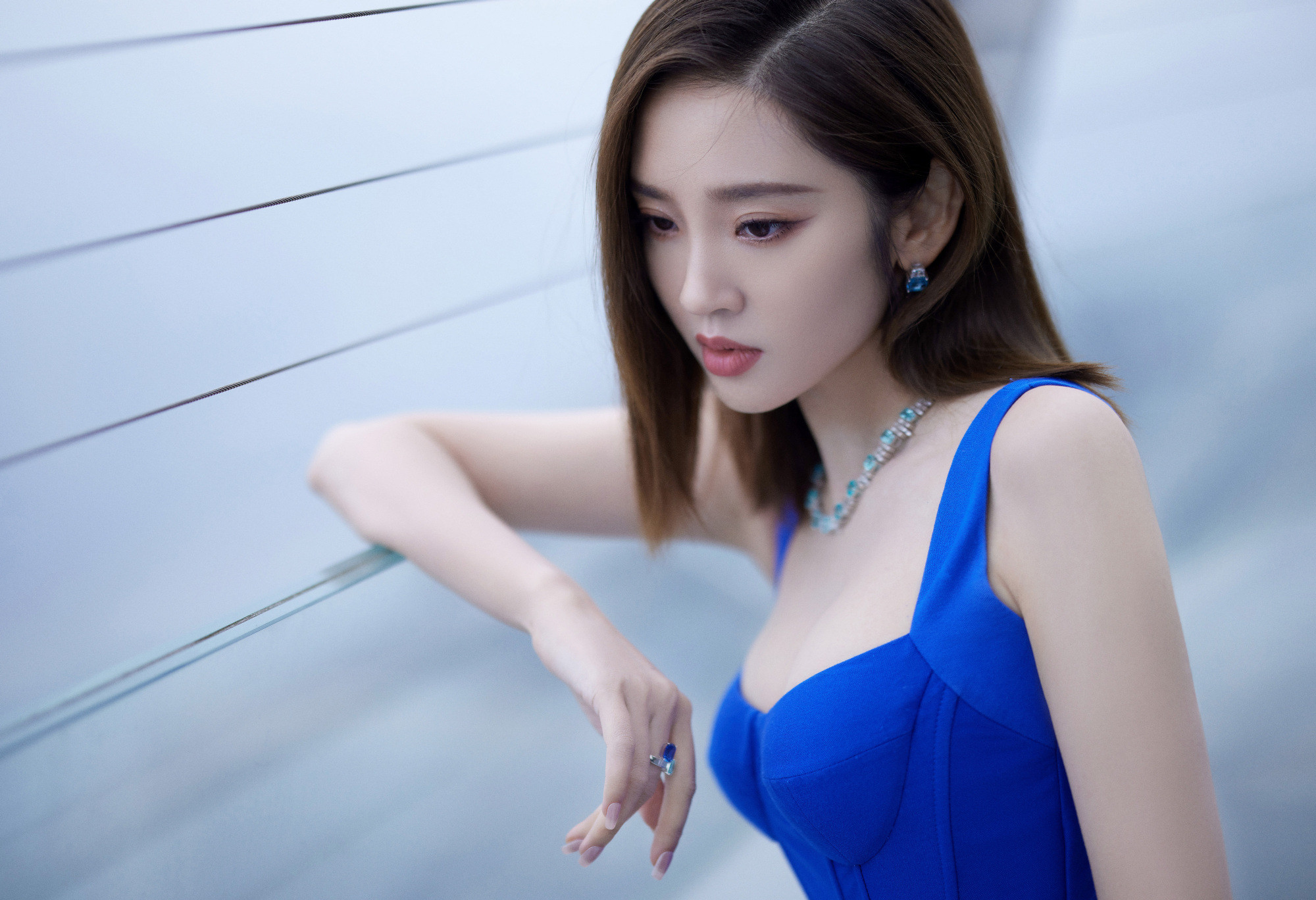 唐艺昕，一抹湛蓝，点燃静谧秋日穿搭色彩唐艺昕