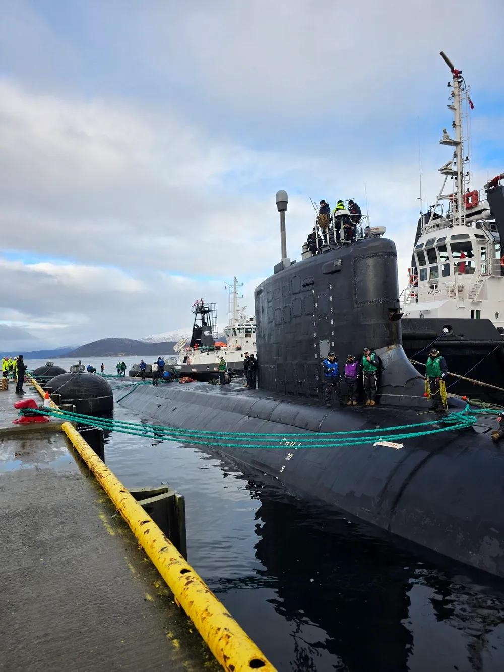 美国海军弗吉尼亚级快攻潜艇俄勒冈号（SSN793）于10月6日抵达特罗姆瑟附近