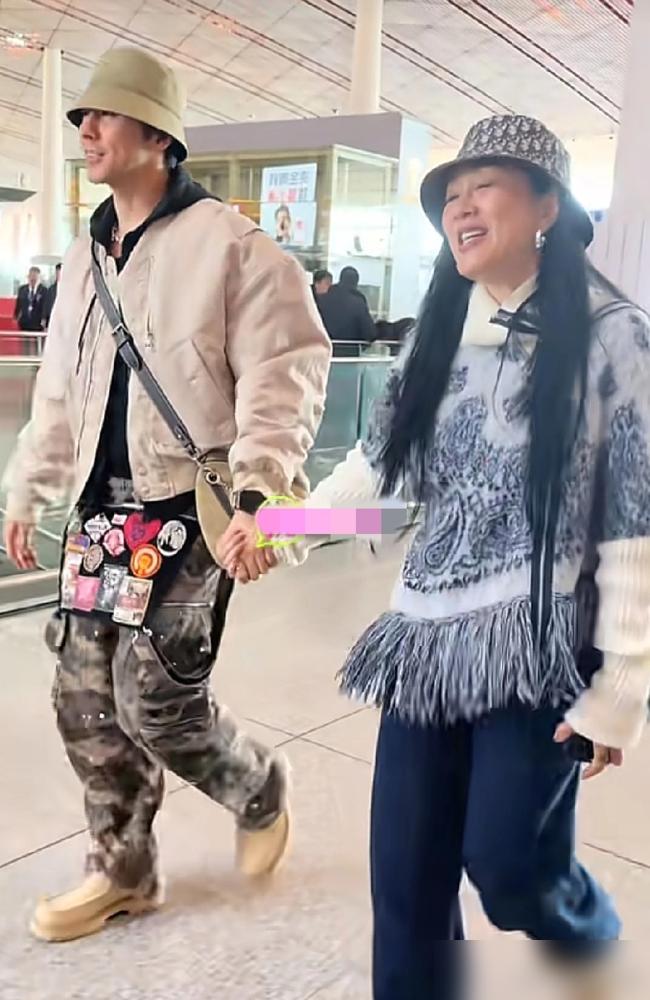 被全网嘲了十年的张伦硕，竟让钟丽缇的三个女儿全改姓了“张”。想当年这相差1