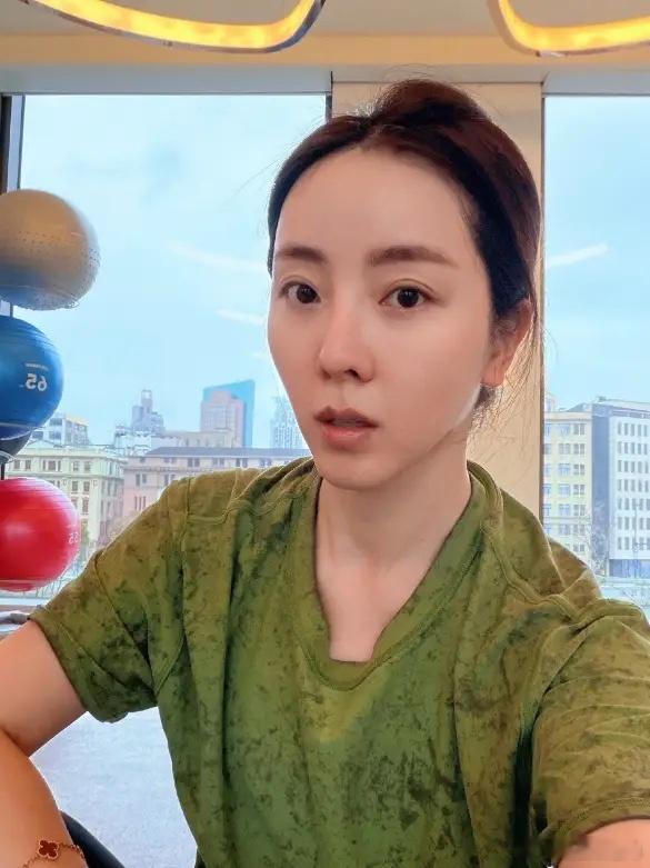李思思妈妈在9月1日晒出与两个大外孙子合照祝福他们开学快乐。祖孙合照中，元宝金宝