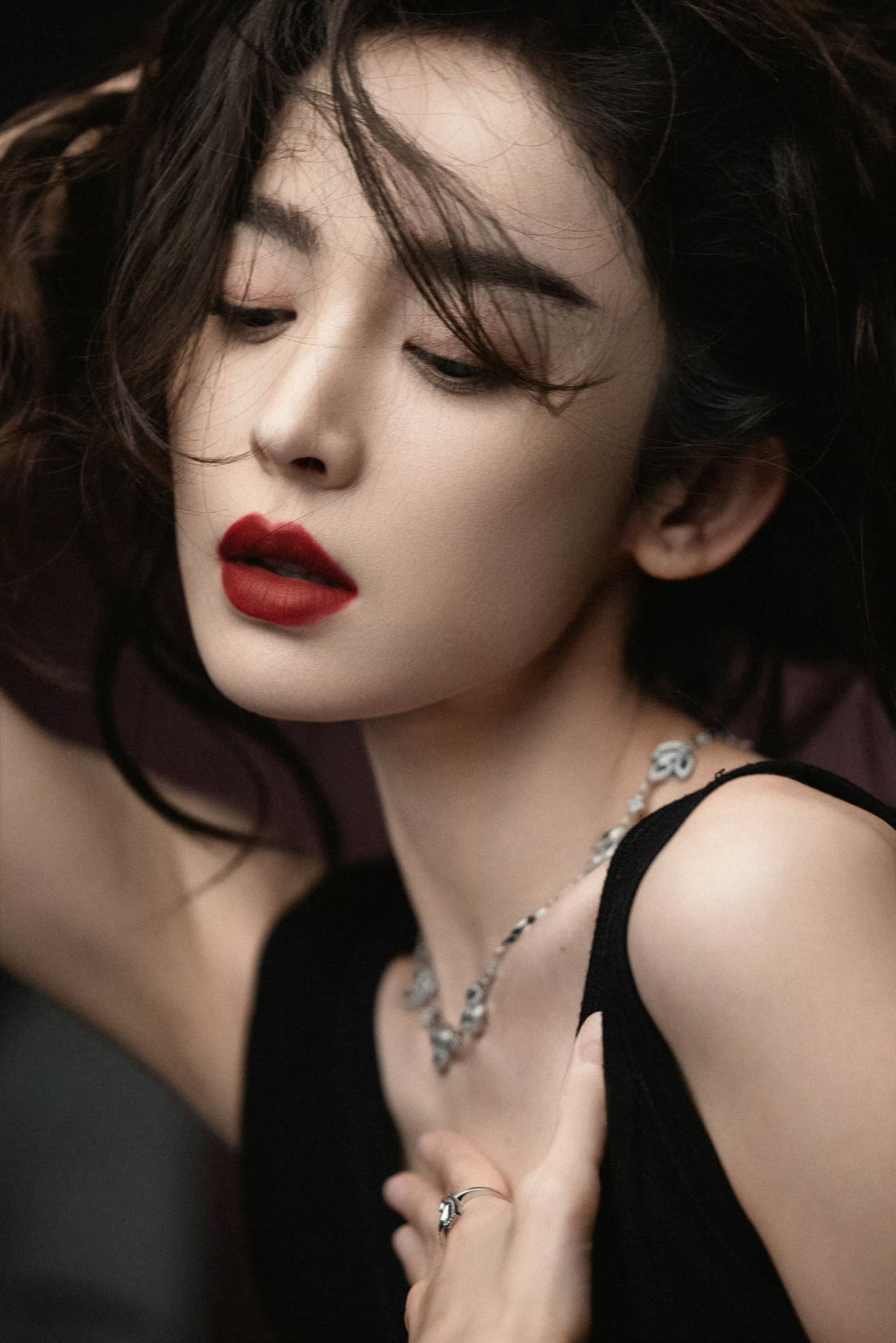 古力娜扎，红唇热烈，精致迷人。娜扎