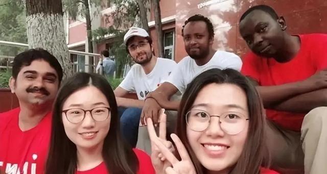 82万中国人移民美国，为什么都只拿绿卡，不入籍？美国绿卡，他们拿了；美国国籍，他