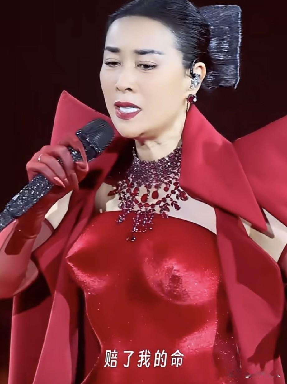 那英演唱会造型引发争议登上热搜！网友们的评价太犀利了！8月22号晚上，那英北