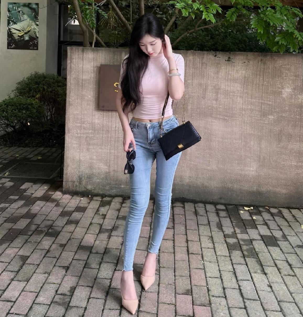 今日街拍，你肯定喜欢这样的性感美女[呲牙笑]