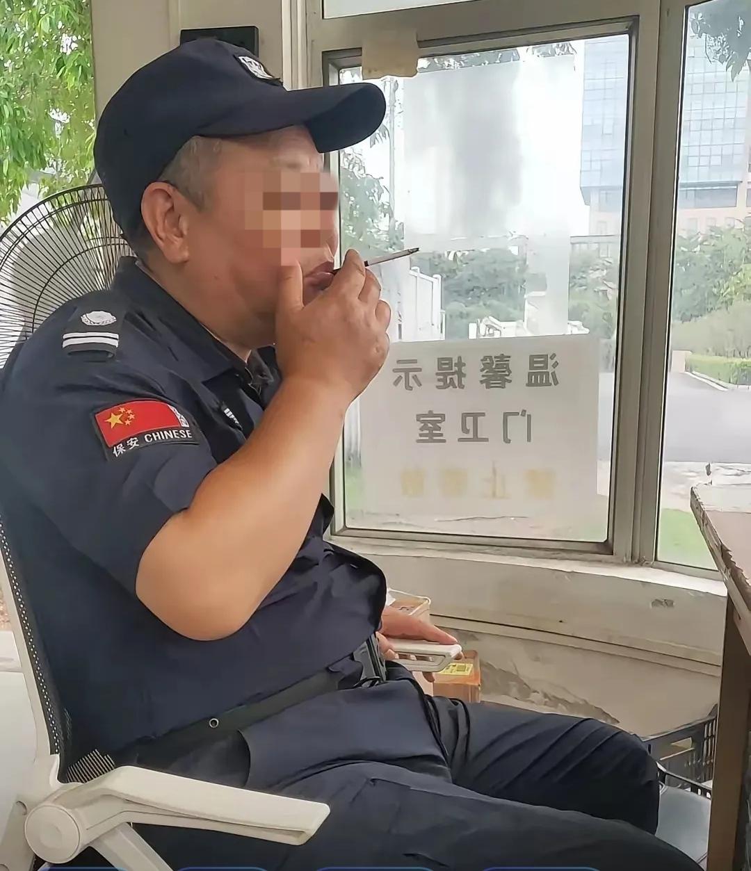 昨天傍晚下雨了，新来的保安老王就进了岗亭，看着四下没人，就点了一根烟，没想到被一