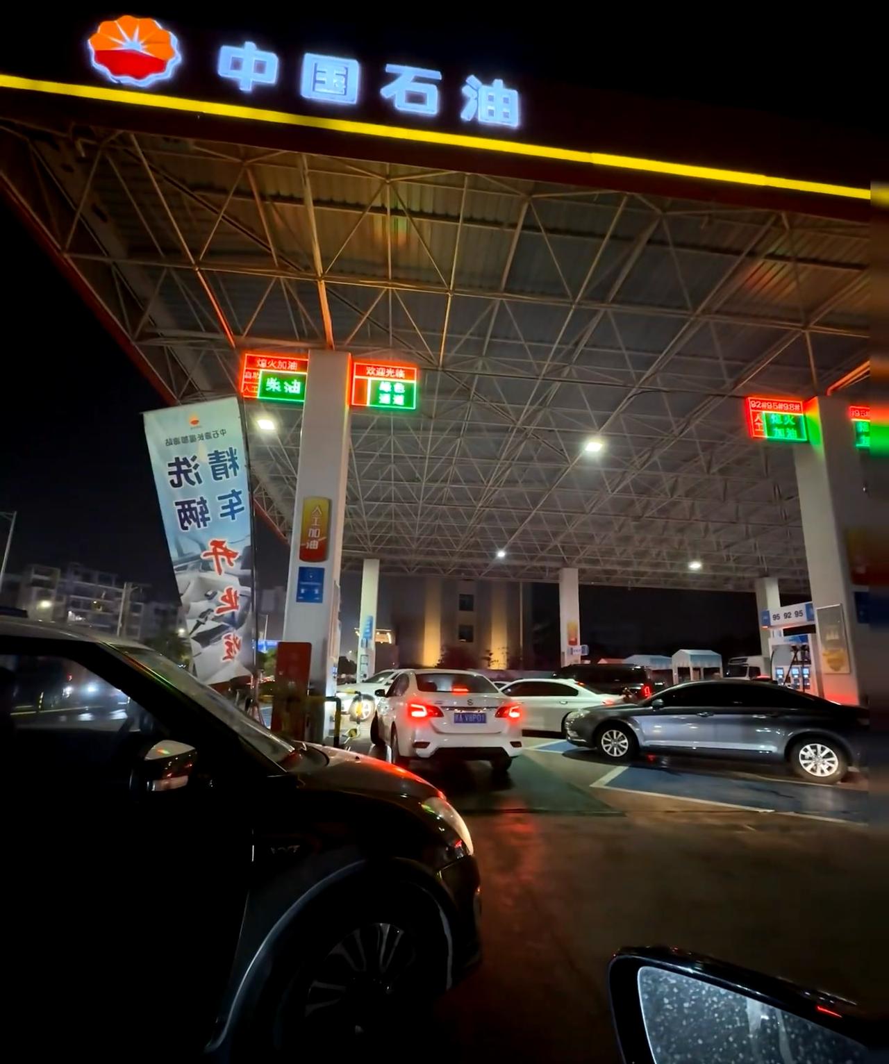 南宁加油站已沦陷，广西加油站还好吗？哪里都排队！纪念8.31的油价。还好我中
