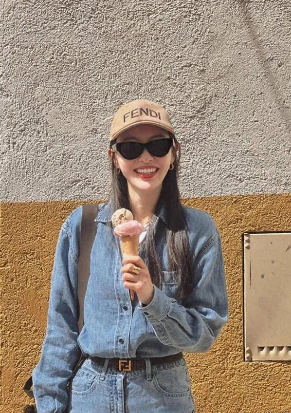 谁懂啊！唐嫣这身私服直接美到心巴上！浅蓝牛仔衬衫+同色系直筒裤，一套牛仔loo