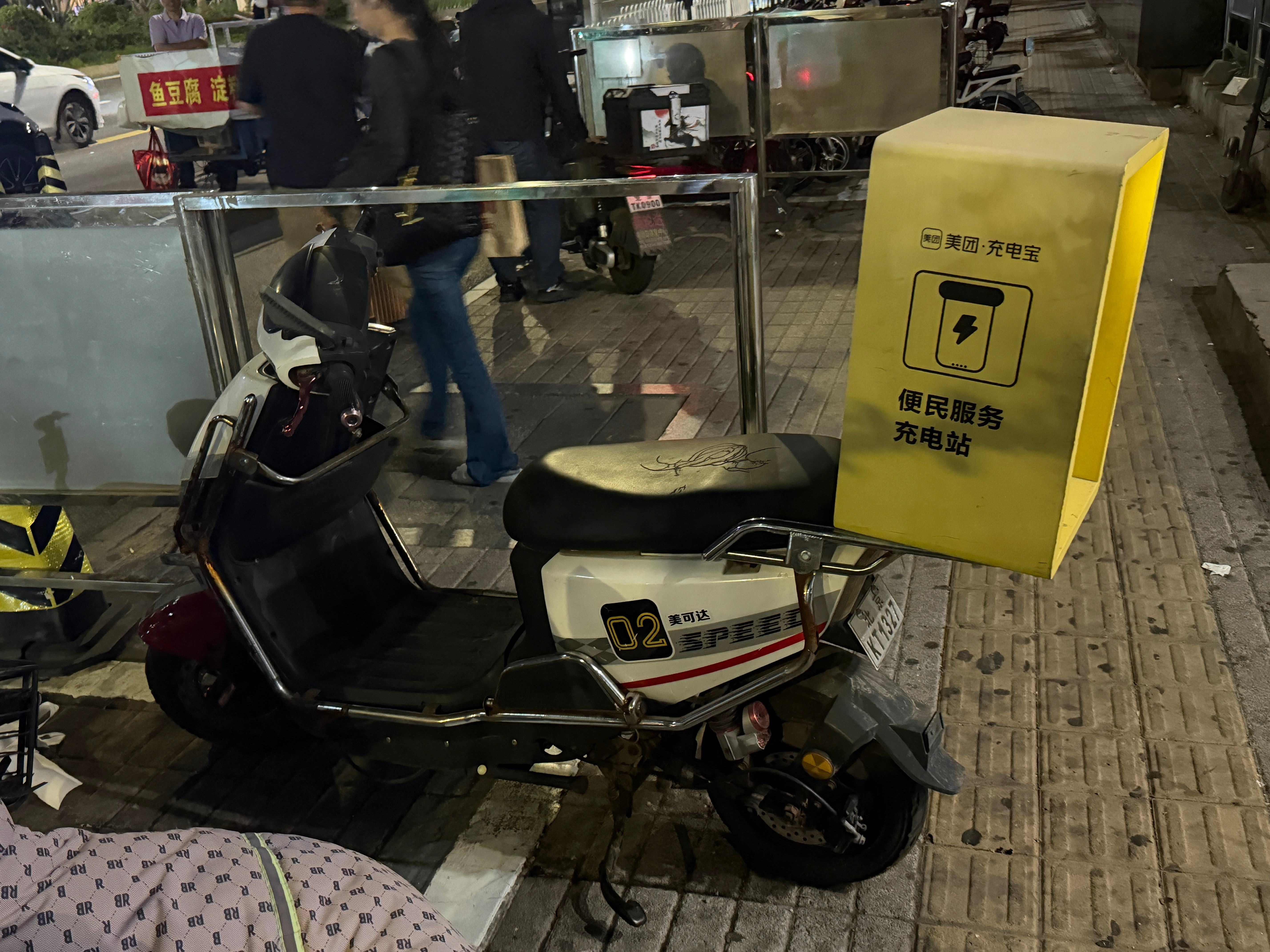 我以为外卖呢，竟然是充电宝，头一次见……