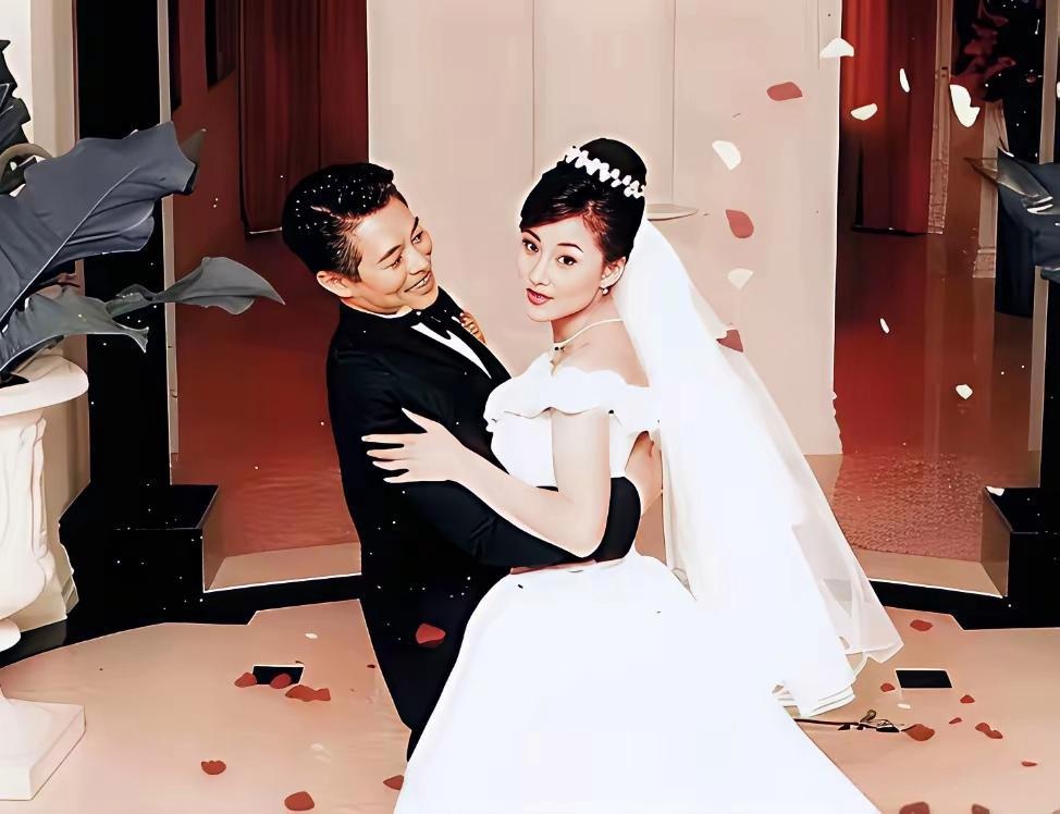 这是36岁的李连杰和38岁的利智在美国结婚时的一张照片李连杰满眼都是对方，一脸的