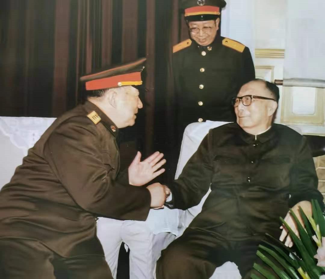 一位年轻的上将专门看望聂荣臻元帅，他身体用力前倾，认真和聂帅交谈，聆听聂帅对军队