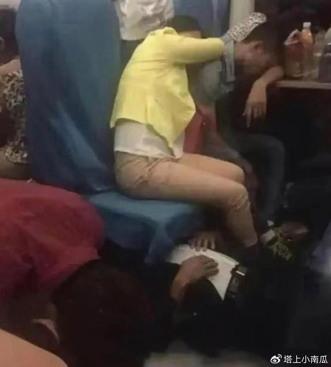 火车上这一幕直接看哭好多人🥹母子俩疲惫犯困，孩子趴在小桌上睡觉，妈妈靠着孩子肩