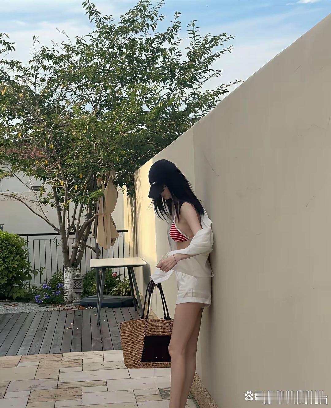 何穗发阿那亚一组图，衣着时髦，身条利落，白皮长腿往那一站，“肤白貌美大长腿”就不