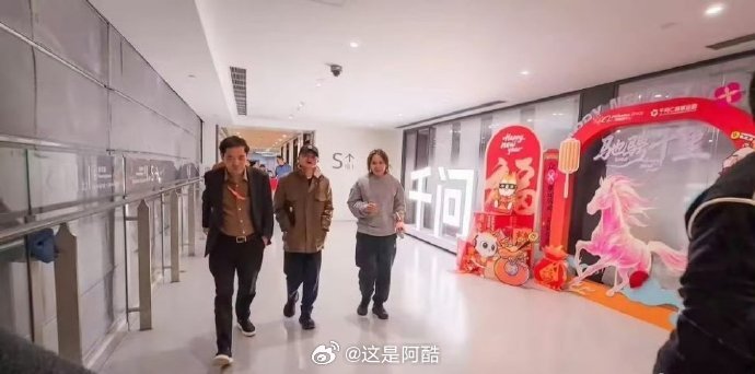 马云深夜现身阿里总部说实话马云一般不会轻易现身这次的再现身基本上就是大事情！不知