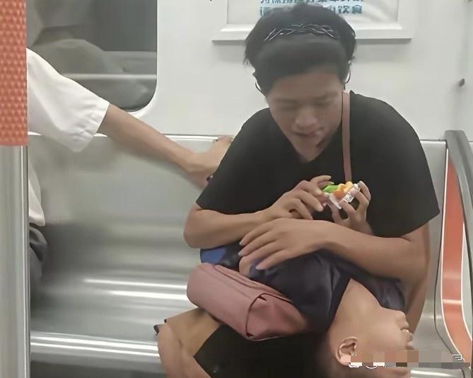 家人们，今儿坐地铁的时候瞅见一幕，把我整懵圈了，你们快帮我分析分析，这到底是啥情