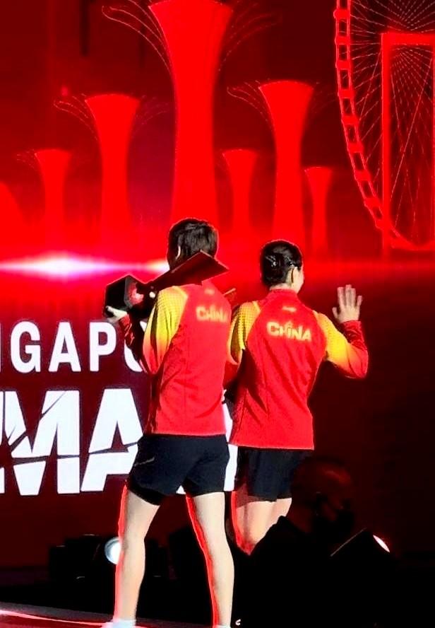 别人都小心翼翼捧着奖杯，王曼昱直接扛肩上就走！新加坡大满贯颁奖台上，孙颖莎、