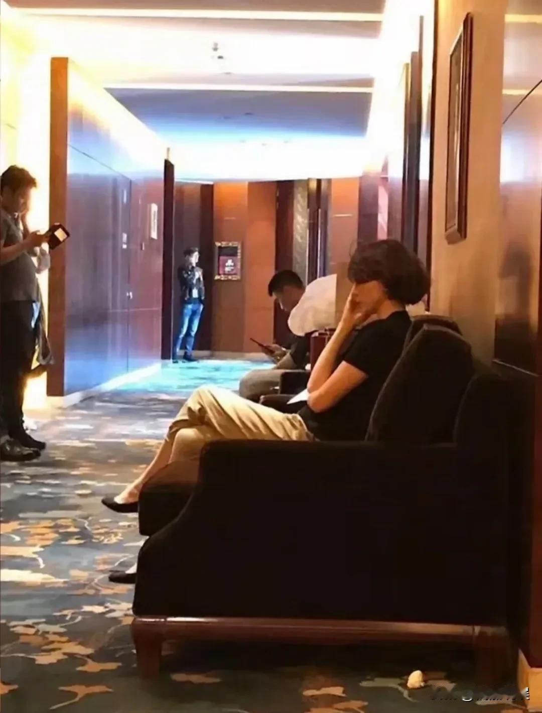 难得一见的她，终于出来了！董卿回老家上海参加活动，在后台的她，踩着高跟鞋，穿着