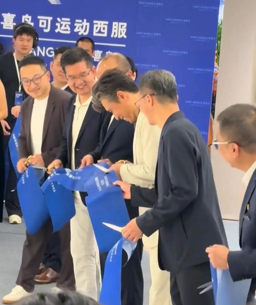 李乃文剪彩遇尴尬，剪刀死活剪不断！这真是活动台上最漫长的几秒钟！演员李乃