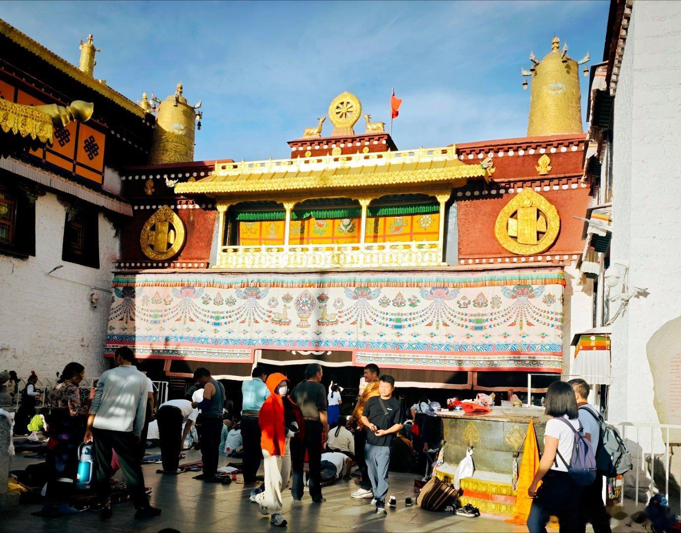 大昭寺没进去，就在外面拍了一下主体建筑