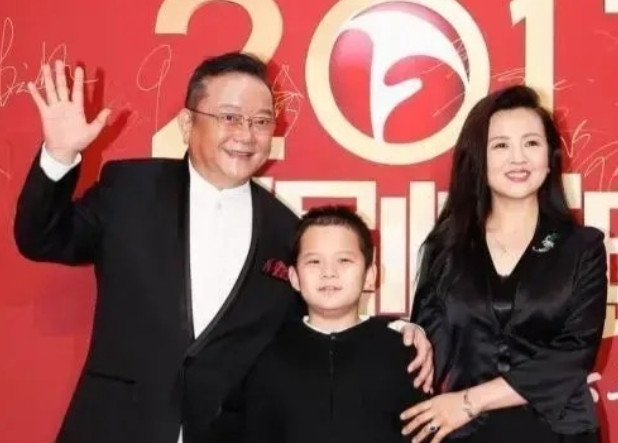 2006年，58岁的王刚娶了38岁的“女网友”郑艳东。婚后，王刚提出:“我年纪大