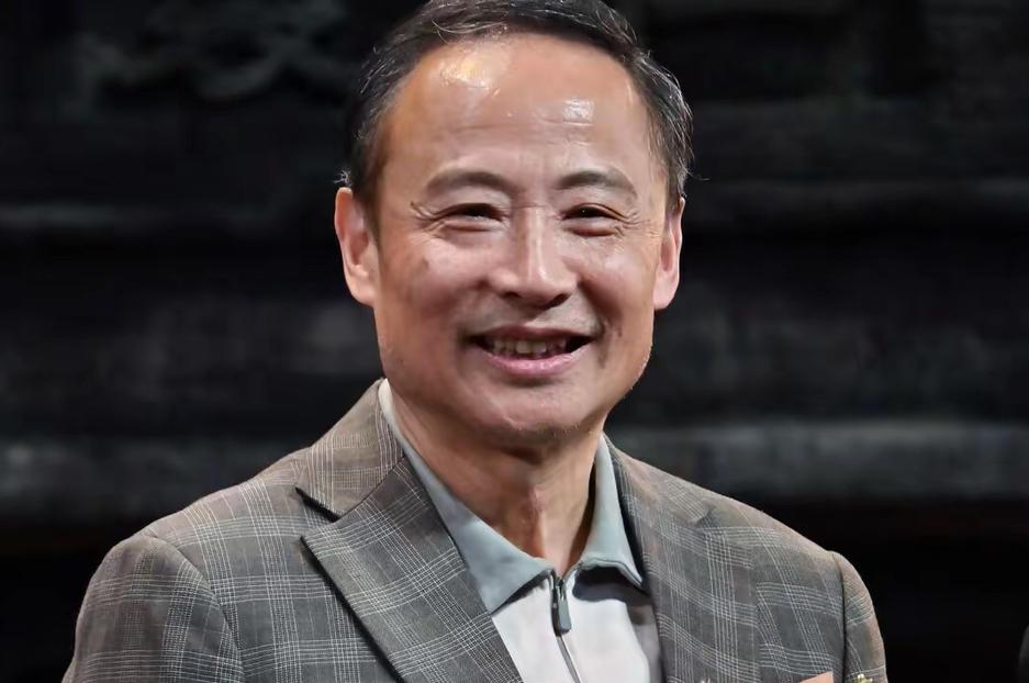 在奚男的成长轨迹中，周野芒的存在宛如一束温暖而坚定的光。这位与他毫无血缘关系的长