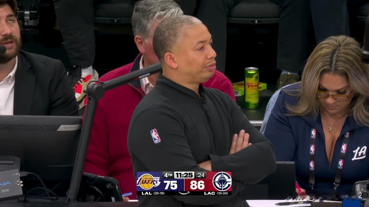 快船主帅泰伦-卢真是怒火中烧！今天快船在主场以112：104击败湖人，然而让人感