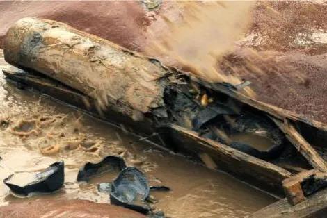 2005年，四川岷江大桥施工现场，一个搬石头的工人突然从地上捡起一样东西，并快速