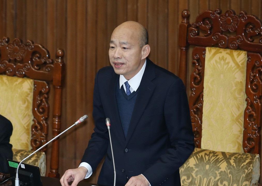 翁晓玲要砍赖清德军机要费3000万，何志伟列席一句“用在弱势慰问、事故家属”就想