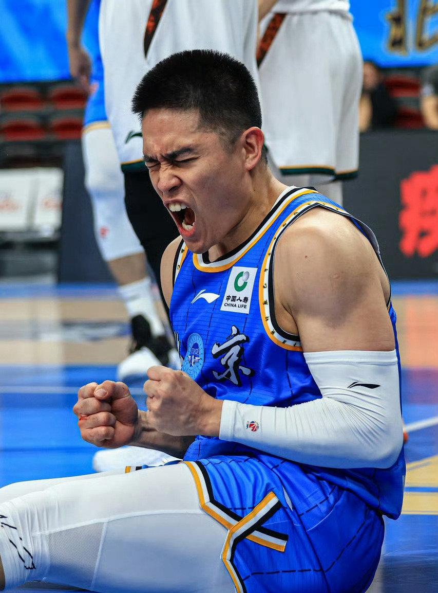 本赛季的孙铭徽与陈盈骏终究不是一个档次的！孙铭徽，29岁，出战6场常规赛，