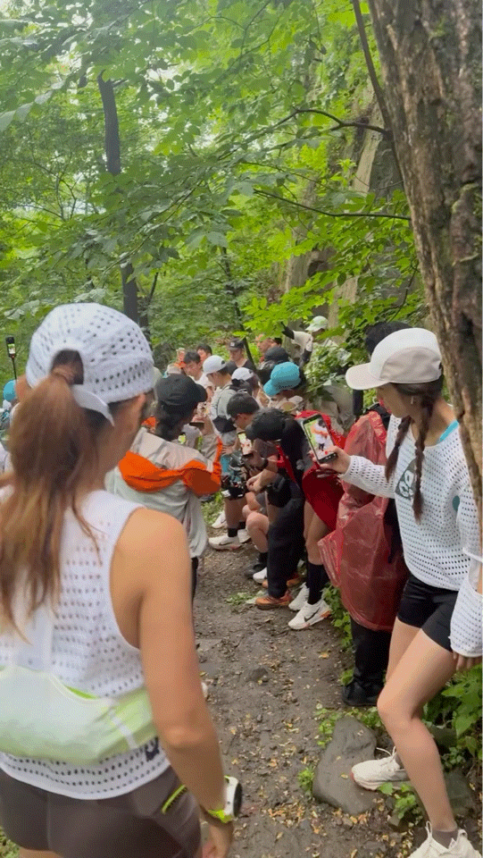 此沙纯素颜此沙跑步头发被吹飞了近距离素颜实拍颜值在线，追风慢跑不受天气影响，乱飞