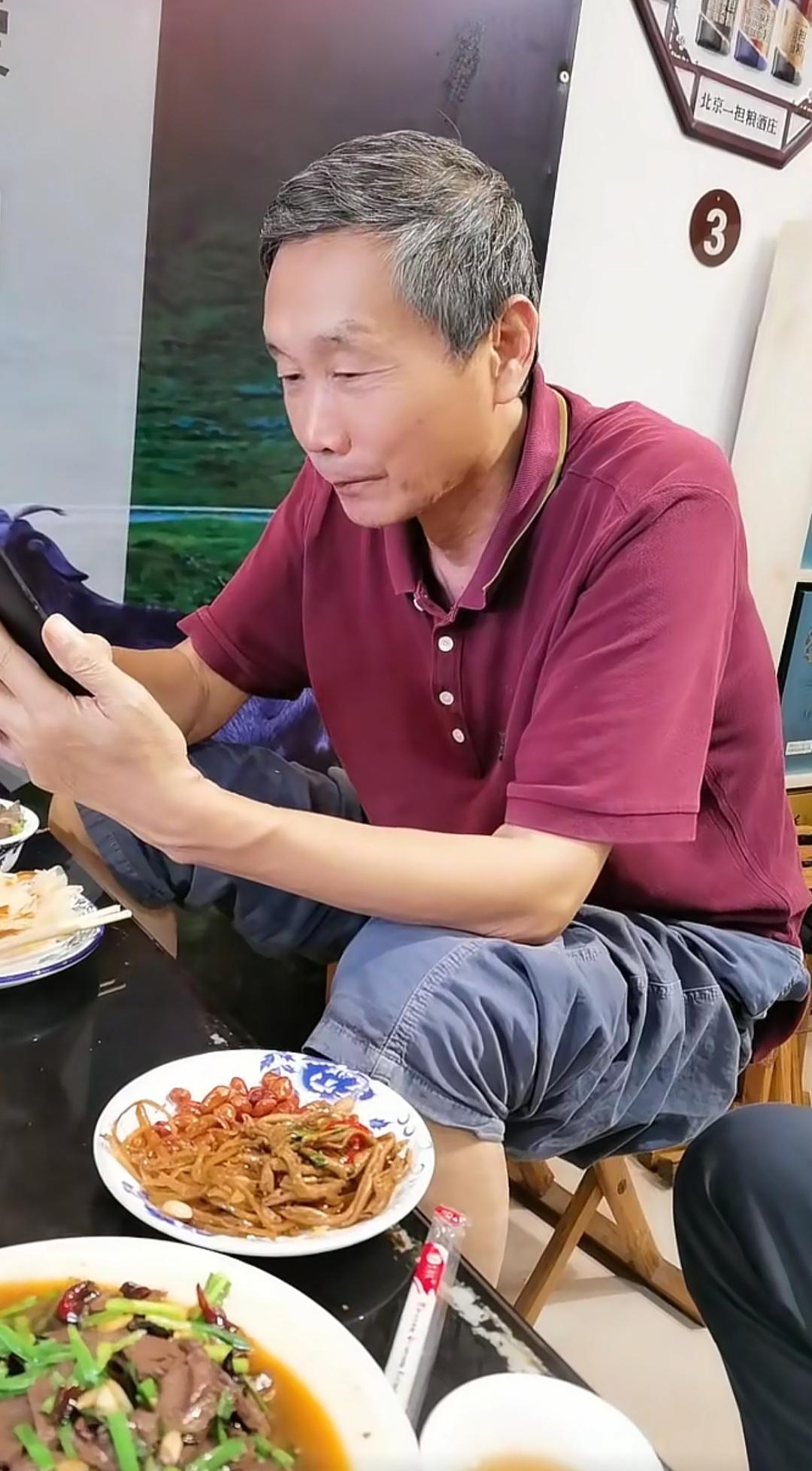 有个让人难受的消息，94版《三国演义》的导演张中一，2月8号因为生病去世了。唐国