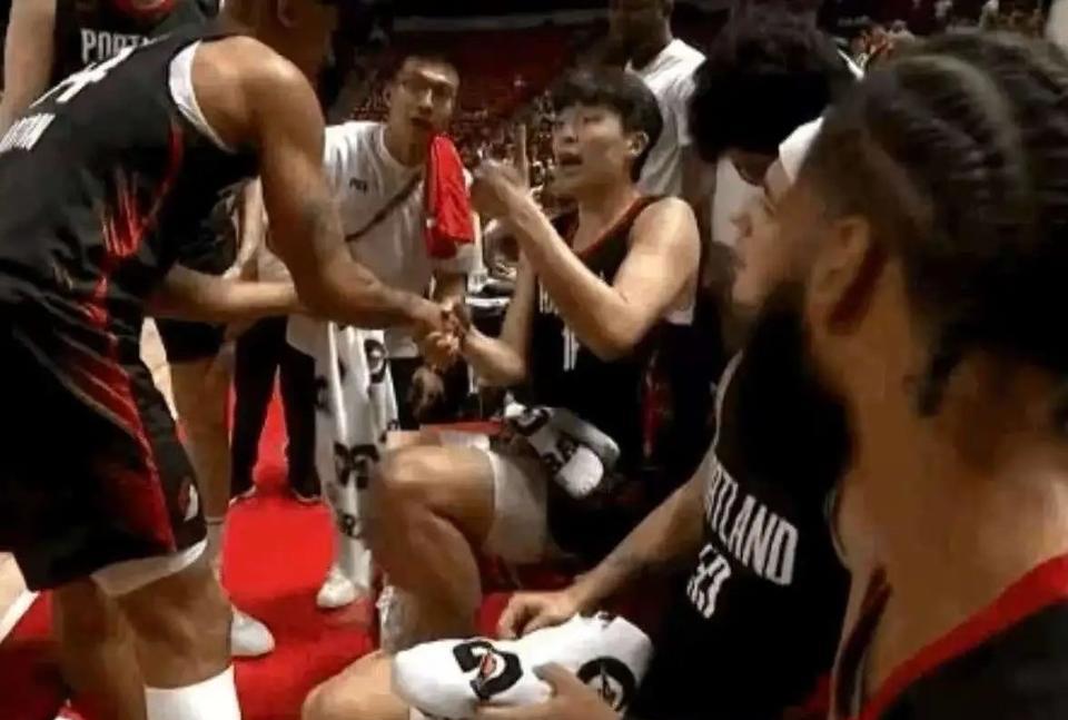 #杨瀚森##杨瀚林NBA#笑死我了，一直在弧顶要球就是不给，一顿操作最后撇出