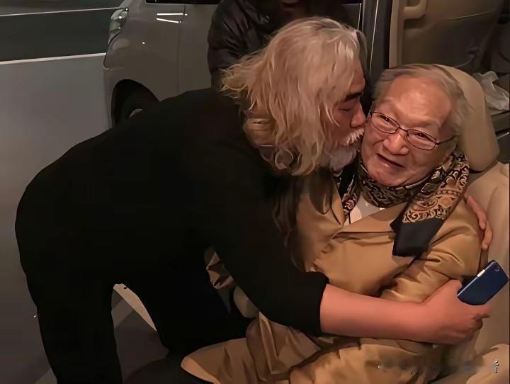 张纪中竟然亲了金庸的脸，如果金庸不坐轮椅绝对不可能让他亲的，2016年，张纪中参