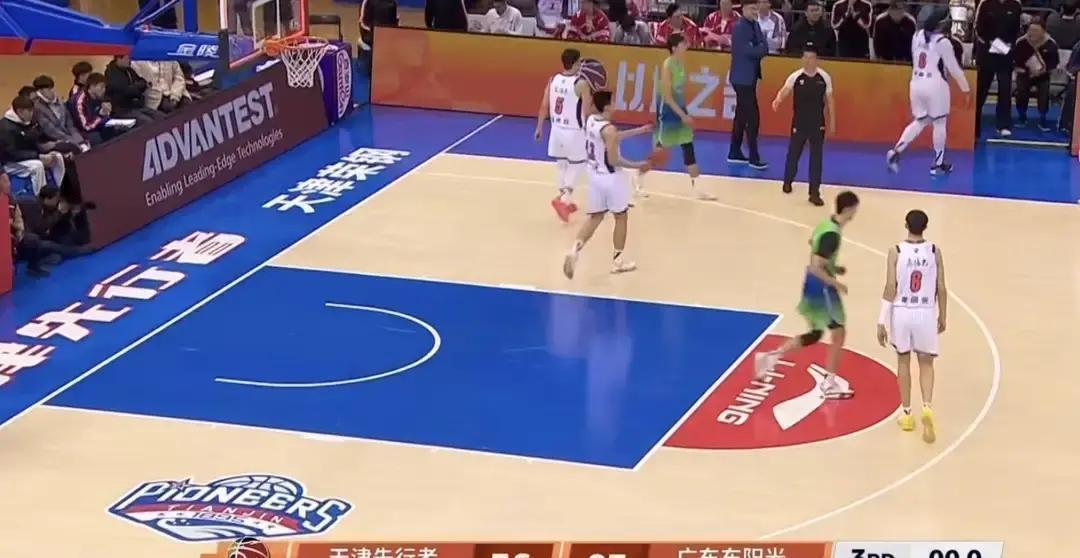 83-56，提前下班领先27分进末节，广东把第三节打成教学赛。全队围着胡明