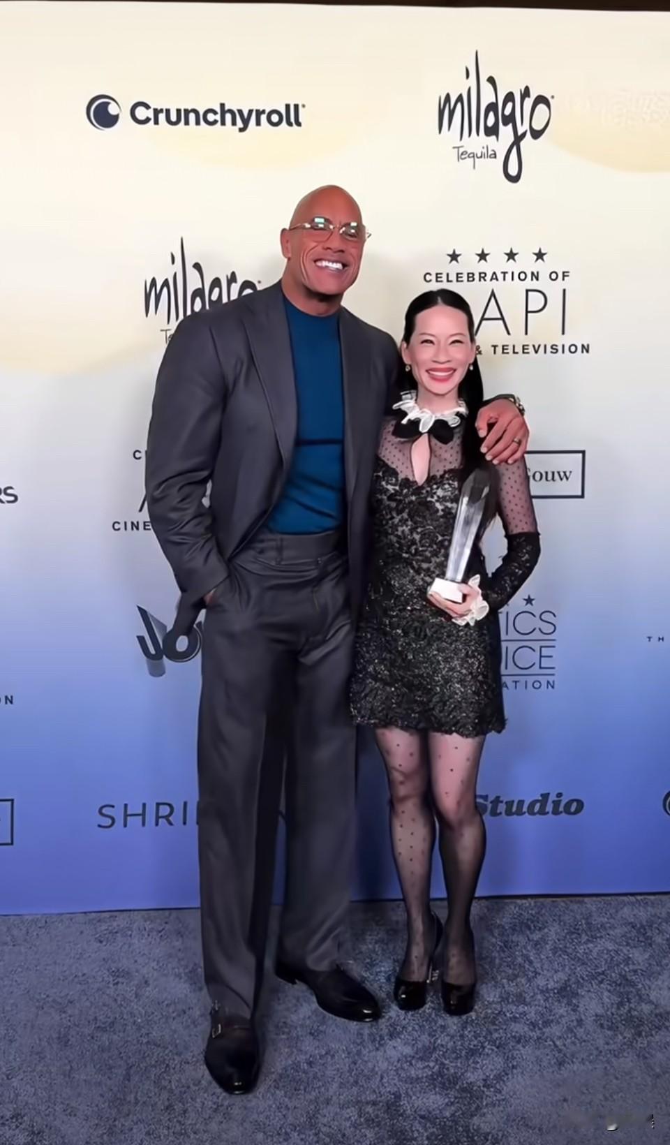 她好抗老啊！！镜头里这样，现实中会更年轻完美！！[赞]她的颅骨构造好像白人啊