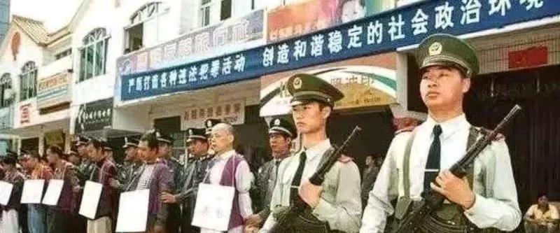 值班民警拆信时手指头直打颤，钢笔水把信纸边沿洇出蓝道道。一百多支枪？九十年代初整